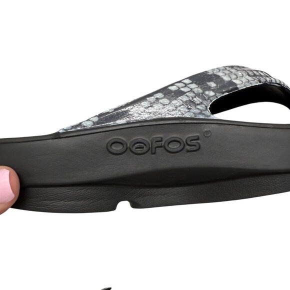 OOFOS OOlala Limited Edition Thong Recovery Snake Sandals Women's Size 6 - Picture 6 of 9
